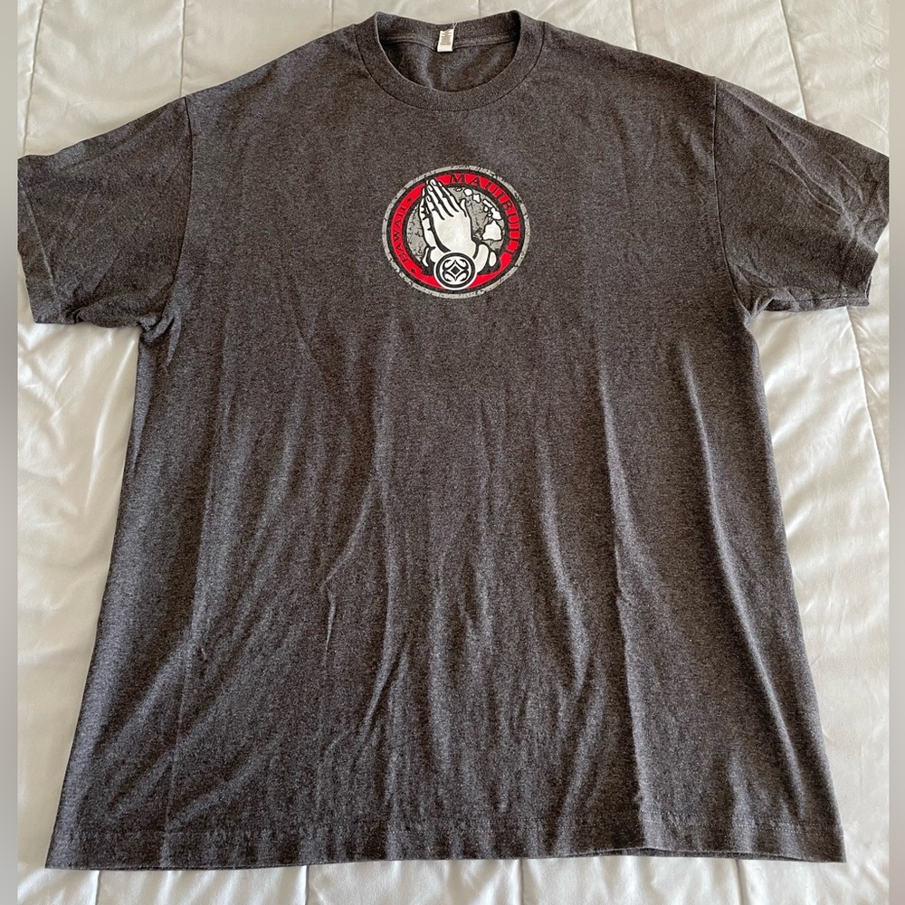 Men’s Maui Built Praying Hands Shirt